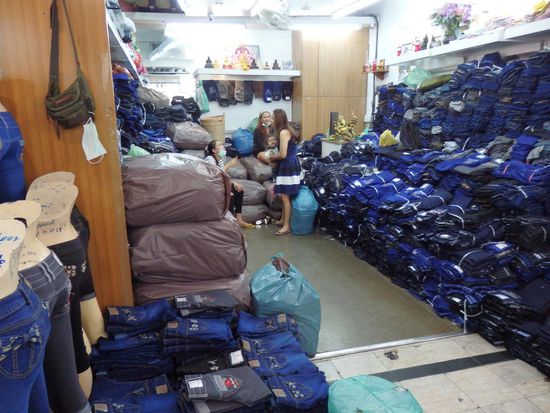 Jeans gebündelt, sind eher für Großhändler gedacht, man kann aber auch einzelne Exemplare kaufen. Sind nur billiger, wenn man 20 gleiche nimmt.