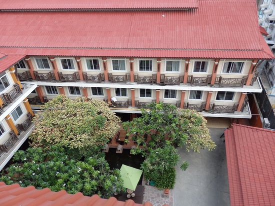 Blick vom Dach (Pool) auf den Innenhof.