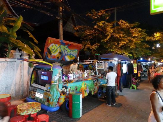 Die Soi Rambuttri direkt vor dem Hotel am Abend. Die Coktails gab es alle für 80B.