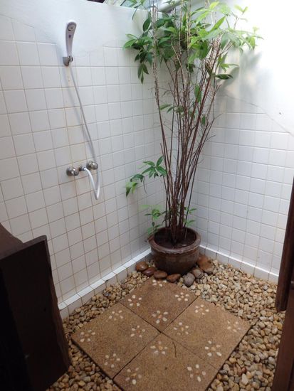Die Dusche mit Kiesboden.