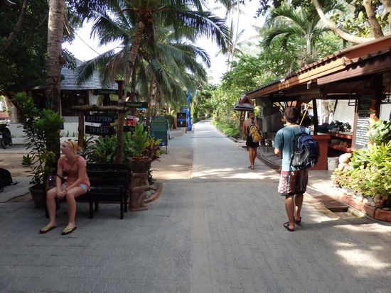 Der Weg ist zwischen dem Sairee Cottage und dem Strand.