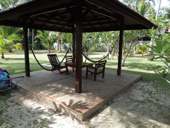 Pavillon in der Mitte der Gartenanlage zwischen den Bungalows.