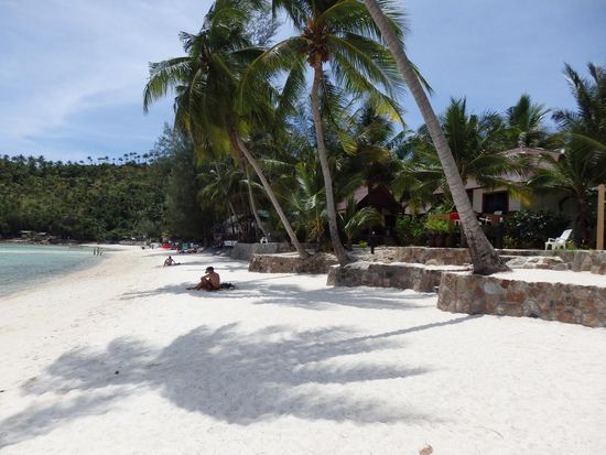 Strand, rechts die Asia Bungalows.