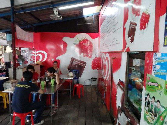 Essensstand am Pier.....
@Thomas, was man aus einem Langnesecontainer so alles machen kann.