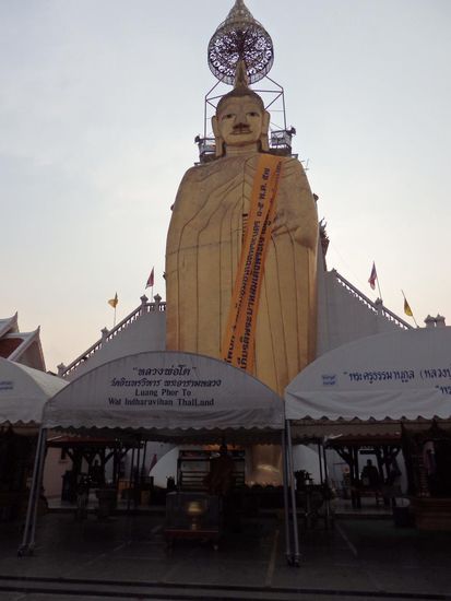 Erster Stop: Wat Idra Viharn, Bangkoks größter stehender Buddha.