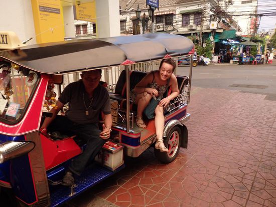 So, essen und dann ab ins Bett, morgen geht es früh raus, wir wollen an den River Kwai.
Fazit: wunderlich ist, dass die Sehenswürdigkeiten, die die Tuktukfahrer uns auf ihrer Karte gezeigt haben ganz groß abgebildet sind, aber auf den offiziellen Karten vom Touristbüro, diese kaum zu finden sind. Liegt das evtl. daran, dass zufällig die Travell Agentur und auch der Schneider in der Nähe dieser besonderen Sehenswürdigkeiten liegt? 