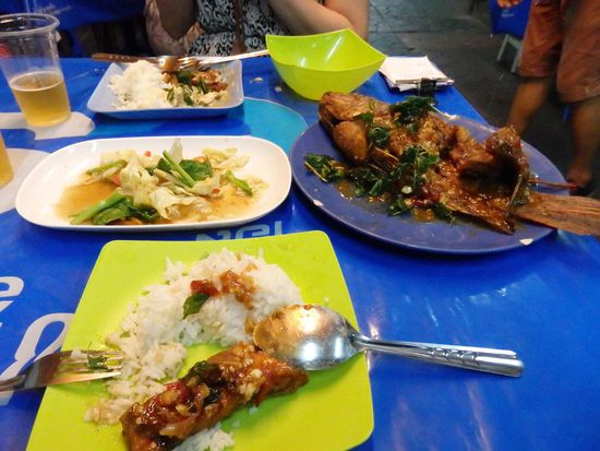 Abendessen, nochmal den leckeren Fisch für 200B und grünen Curry 50B und Gemüse Extra.