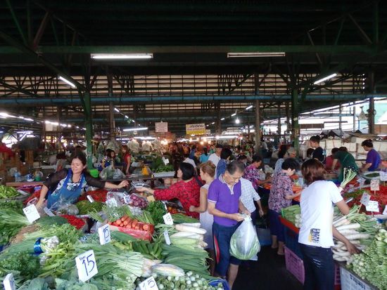 Die Markthalle, hier gibt es alles, Fisch, Fleisch und Gemüse....