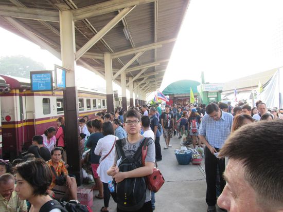 Alle warten auf den Zug nach Kanchanaburi/Namtok! Es gibt halt nur einen, der nächste fährt erst um 13.35 Uhr.