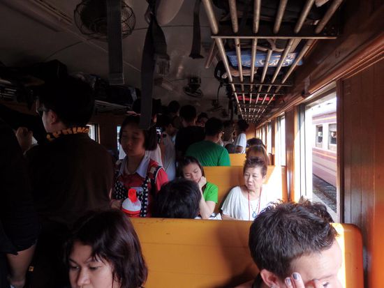 Geschafft, drin und auch noch einen Sitzplatz, super.