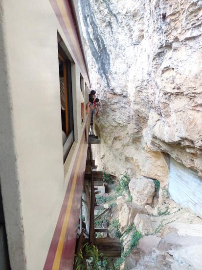 Wir waren auf der falschen Seite vom Zug auf den interessanten Teilstücken. Auf der anderen Seite hatte man hier eine tolle Sicht auf den River Kwai. Also ihr solltet auf der Linken Seite, die Felswände so nah am Zug sind zwar interessant, aber die Flussseite ist schöner.