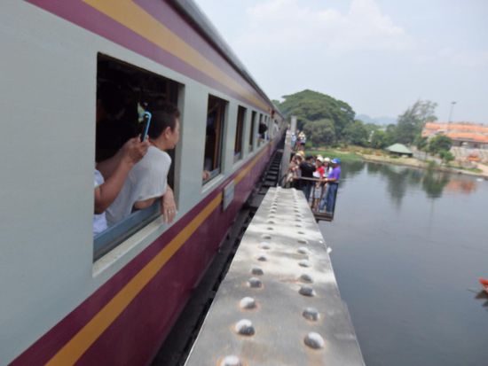 Fahrt über die berühmte Brücke am River Kwai.