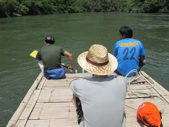 Die Hilfguides paddeln, der Oberguide schaut zu.