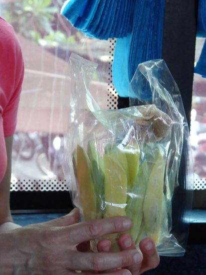 Obst mit einer scharfen Gewürzmischung, egal ob Bus oder Bahn es kommen ständig Händler vorbei die einen mit Essen versorgen.