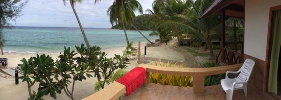 Das ist der Ausblick von unserem Bungalow am Morgen danach, ja es war eine gute Idee abends noch hier anzukommen. Bei dem Erwachen......