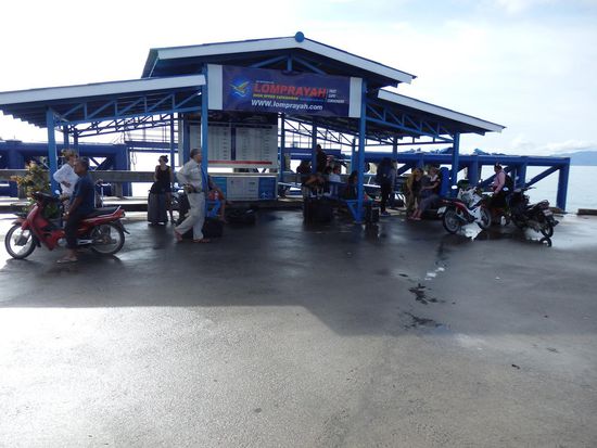 Wir sind etwas zu früh und warten auf die Fähre, es gibt dort einen überdachten Wartebereich.