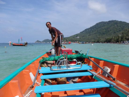 Unser Fahrer beim Start am Sairee Beach.