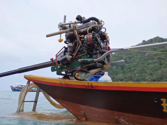 Der Motor, der ganze Stolz des Fahrers, immer wenn ich Schnorcheln war hat er den Motor poliert. Ein Isutzu Automotor den er extra für das Boot gekauft hat.
