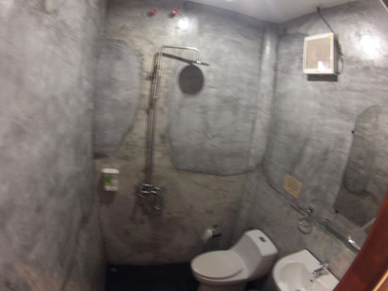 Die Dusche hat uns an einen Wasserfall erinnert. Das hatten wir bisher sehr selten, dass aus einer Dusche in Thailand richtige Wassermassen kommen.