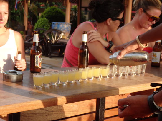 Ab 5 geht an einigen Bars am Sairee die "Happy Hour" zum Sonnenuntergang los. Wir waren hier mit eingeplant.