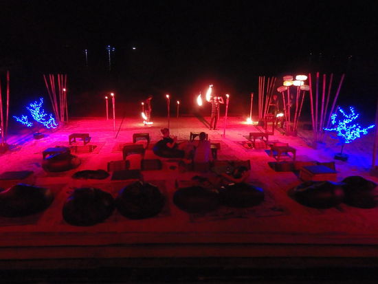 Abends wird dann richtig mit Fackeln und Feuerspielen aufgerüstet.