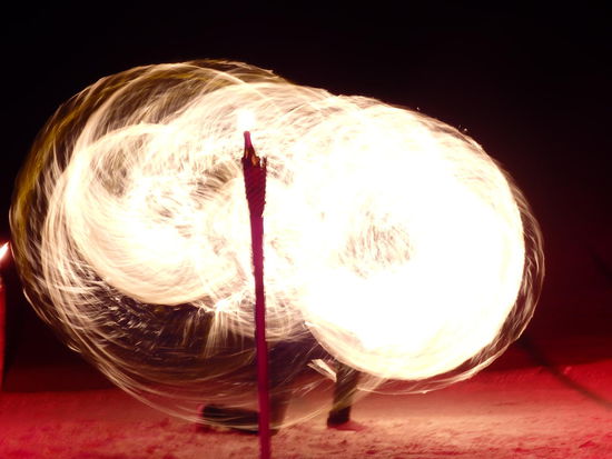 Die Jungs hier mit den brenneden Stäben sind echt gut und auch super schnell.