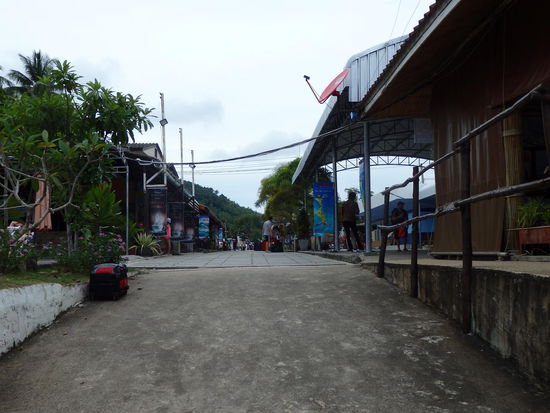 Verteilstation auf die Busse, wir hatten eine Stunde Wartezeit, es gibt Restaurants und man kann die Zeit gut zum Mittagessen nutzen. So ne kleine kleine Mahlzeit geht irgendwie immer.