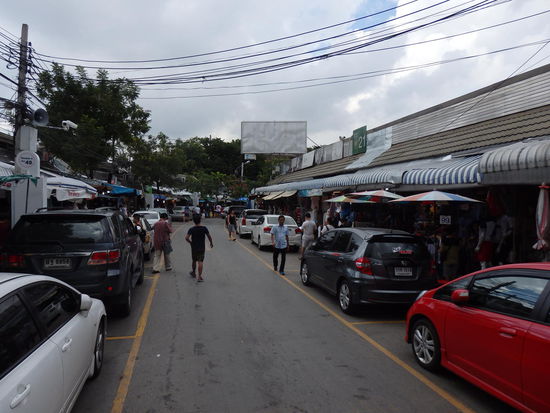 Eine breitere Strasse führt um die unendlichen Stände herum.