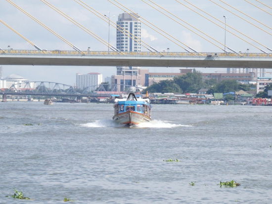 Boot bei der Anfahrt auf den Phra Athit Pier (Haltestelle Nr. 13)