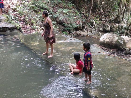 Am Eingang zum Wasserfall gibt es ein kleines Staubecken, die Einheimischen haben hier Spaß und Baden..... wir haben uns mal die Füße abgekühlt auf dem Weg zum Wasserfall. Na ja, "Abkühlung" ist hier relativ, auch dieses Wasser ist unerwartet warm.