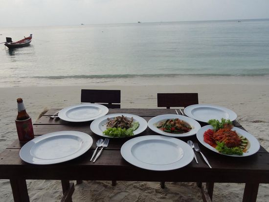 Das Dinner wird selbstverständlich am Strand eingenommen, mit dem Sand unter den Füßen schmeckt es noch viel besser.......