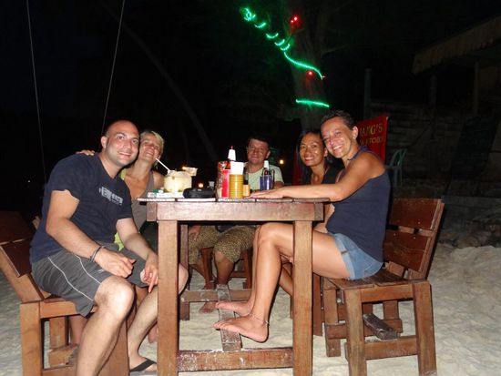 Carina und Markus haben uns beim Essen unterstützt, die 3 Gerichte sind zu zweit nicht zu schaffen.......
Die beiden kommen aus Köln, wohnen auch in den Asia Bungalows und wir haben in den letzten Tagen schöne gemeinsame Abende verbracht.