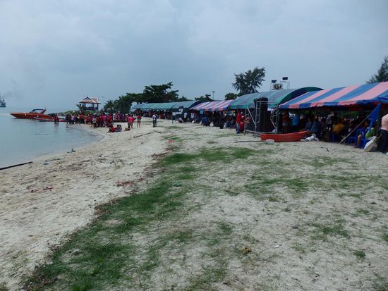 Die Zuschauer sitzen oben unter den Zelten, wie immer, vor der Sonne geschützt.