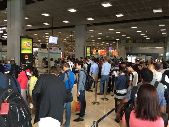 Die altbekannte Warteschlange wenn man in Bangkok einreisen möchte.....