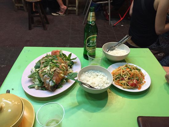 Das erste Essen ist jedesmal wieder ein Gaumenschmaus der Extraklasse und Entschädigung genug für die unbequeme Anreise (11 Stunden Econnemy).