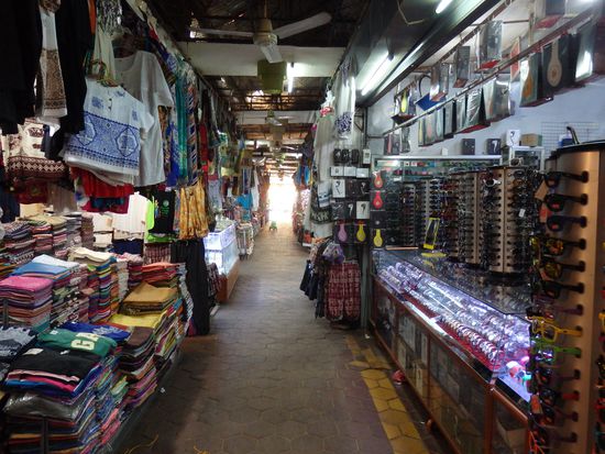 Alles was man braucht gibt es hier Kleidung, Schuhe, Taschen, Haushaltswaren, Kitsch, Uhren, Schmuck und asiatische Souvenirs soweit das Auge reicht.