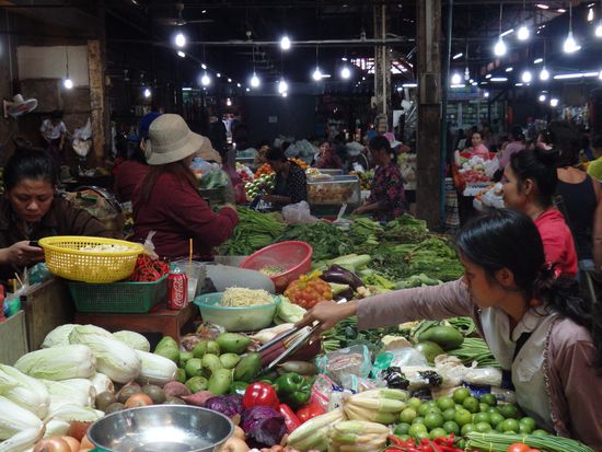 Das Obst und Gemüse lacht einen schon sehr an.... Wir haben uns 1 kg Passiosfrüchte gekauft für 1,15$, keine Ahnung, ob das zu teuer war, wir wollten sie haben.