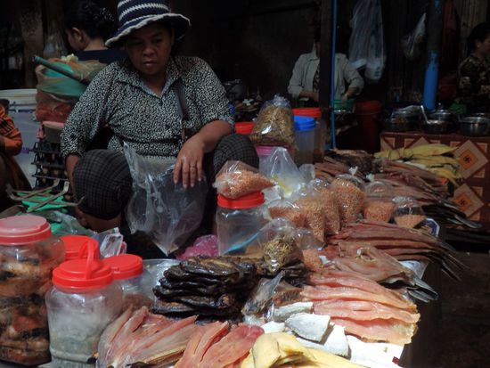 Getrockneter und bereits filetierter Fisch ..... Und die Verkäuferin sitzt auf dem Tisch bei ihrer Wäre.