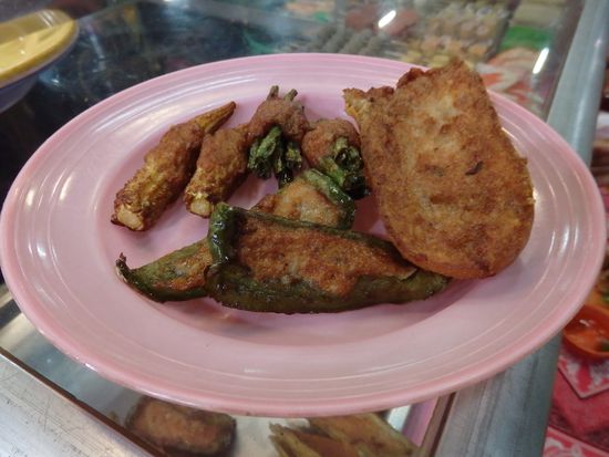 Kleine Zwischenmahlzeit... Keine Ahnung, was es genau war....Paprika, Bohnen und kleine Maiskölbchen mit Fleisch umwickelt und Brot, das in Ei gebacken war. Dazu ein milder Dip .... Sehr lecker.