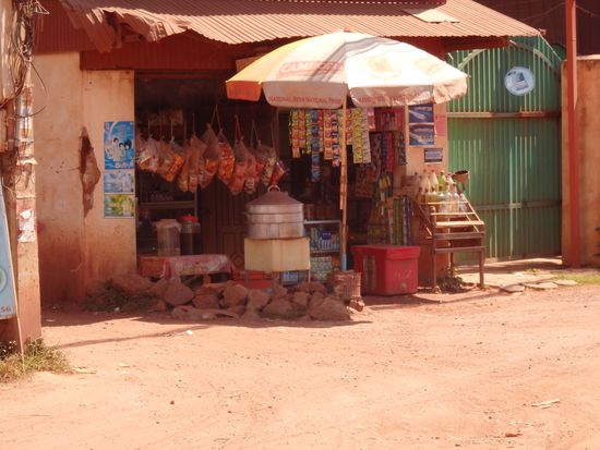 Auf den Nebenstraßen ist das "Leben" so unterschiedlich, wie es nur sein kann, Armut und einfaches Wohnen und Arbeiten und dann zwischen Müll und Unrat wunderschöne Oasen, der Gemütlichkeit.