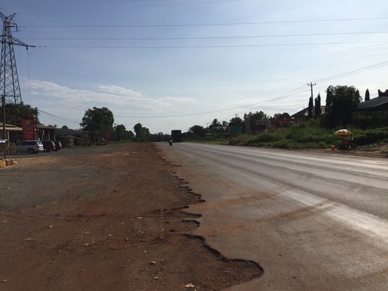 Das ist eine der wenigen asphaltierten Straßen im Land.