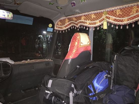Mit dem Zubringerbus, (luxuriöser Kleinbus, stand auf der Buchung) wurden alle Mitreisenden abgeholt und zum Busbahnhof gebracht. Das alte Klapperding hat sich dann auch 10 Meter vor der Busstation mit einem Motorschaden und lautem Geklapper verabschiedet. Wir durften aussteigen, der Fahrer hat sich einige von seinen Kollegen geholt und dann haben sie den Bus in die Halle geschoben. Die Busstation war irgendwo im Nirgendwo, schon etwas außerhalb, aber wir waren ja nicht allein.