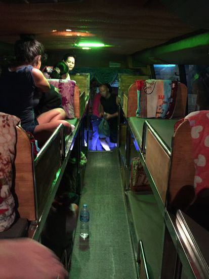 Es gibt keine sauberen Bezüge und frisch gewaschene Decken wie wir sie in dem anderen Bus gesehen haben! Nein, nur Schmuddeldecken und Kunstledermatratzen.