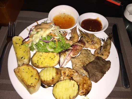 Im Strandrestaurant wird lecker gekocht, hier als Beispiel die Grillplatte für 5,5 Dollar....