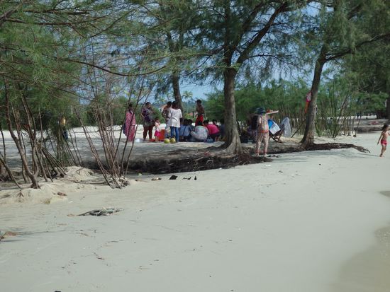 Heute ist Sonntag und wahrscheinlich, wie fast überall "Familientag". An diesem Strandabschnitt sieht man nur Einheimische, die hier Spass im Wasser oder im Schatten haben. Von Weitem bekommt man ein freundliches Winken und "hallo, whats your name???", dass ist lustig, weil das nicht nur die Kleinsten rufen, sondern auch Erwachsene und prosten einem mit Red Bull oder Cola zu.