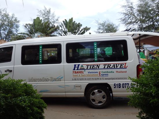 Mit 1 Stunde Verspätung werden wir abgeholt, wir sind die ersten! Wir sammeln noch 9 weitere Reisende in Sihanoukville auf, dann ist der Bus voll .... Es geht los.
Erwähnenswert ist hier auch noch, dass in dieser Anlage eine Familie aus Österreich untergebracht war, die jedem aufgefallen wäre. Also ein Ehepaar in unserem Alter ca. 45, zwei ältere Damen so um die 70, dann ein junges Pärchen um die 20 und dann noch zwei relativ große Hunde. 
Die haben oft laut gestritten und irgendwie unentwegt geraucht und sich massieren und ebenso enthaaren lassen, wir waren schon sehr amüsiert darüber und haben uns unser eigenes engstirniges Bild gemacht. 
Also in dieser Verspätungsstunde haben wir uns mit der Ehefrau unterhalten, die uns erzählt hat, dass sie seit einem Jahr jetzt in Phnom Penh leben und die beiden Omas zu Besuch sind. Dann hat Angelika uns erzählt, dass sie für 5 Jahre ein Restaurant in Khao Lak Thailand hatte, dort sogar eigenes Land bekommen hat, um ein Haus zu bauen. Ebenso haben sie mehrere Jahre in Amerika, Las Vegas, in Südamerika  in der Türkei Antalya und Vietnam gelebt, dass sie jetzt eine eigene Firma in China für Körperpflegeprodukte hat. Sie verkauft via Internet an die amerikanische Armee, an verschieden Hotelketten und sonstige Stammkunden klein abgepackte Körperpflegeprodukte, wie man sie so kennt. 
Also bekam unser spießiges Denken mal wieder eine Ohrfeige und man sollte doch wirklich niemanden nach seinem Äußeren bewerten.