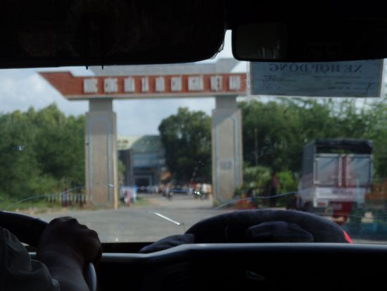 Auf Wiedersehen Cambodia ..... Wir sind hier schon im Niemandsland, der Fahrer hat an der kambodschanischen Station kurz angehalten, ist mit unseren Ausweisen in das Verwaltungsgebäude und nach 10 Minuten war er wieder da! Stempel im Pass, uns wollte keiner sehen, das war dann schon die Ausreise aus Kambodscha.