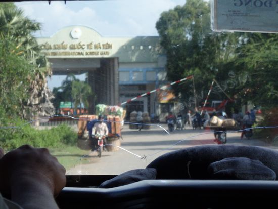 Blick auf nächste Station, hierdurch müssen wir um in Vietnam einzureisen.