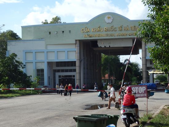 So wir sind durch, der Fahrer hat uns noch bis hier begleitet, uns erklärt das in 10 Minuten ein Bus kommt,der uns abholt und ist dann wieder zurück über die Grenze nach Kambodscha.