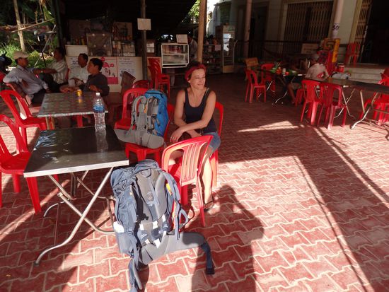 Warten auf den Bus und das Treiben auf der Straße beobachten....
Der kam dann auch irgendwann und hat uns nach Hat Tien gebracht.